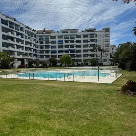 Luxurious In Puerto Banus 아파트 *